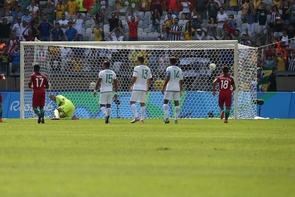 Portugal e Arglia empataram por 1 a 1 no Mineiro. Resultado fez os lusitanos avanarem s quartas de final em primeiro. Honduras passou em segundo. Surpreendentemente, Argentina est eliminada dos Jogos do Rio j na primeira fase do futebol masculino 
