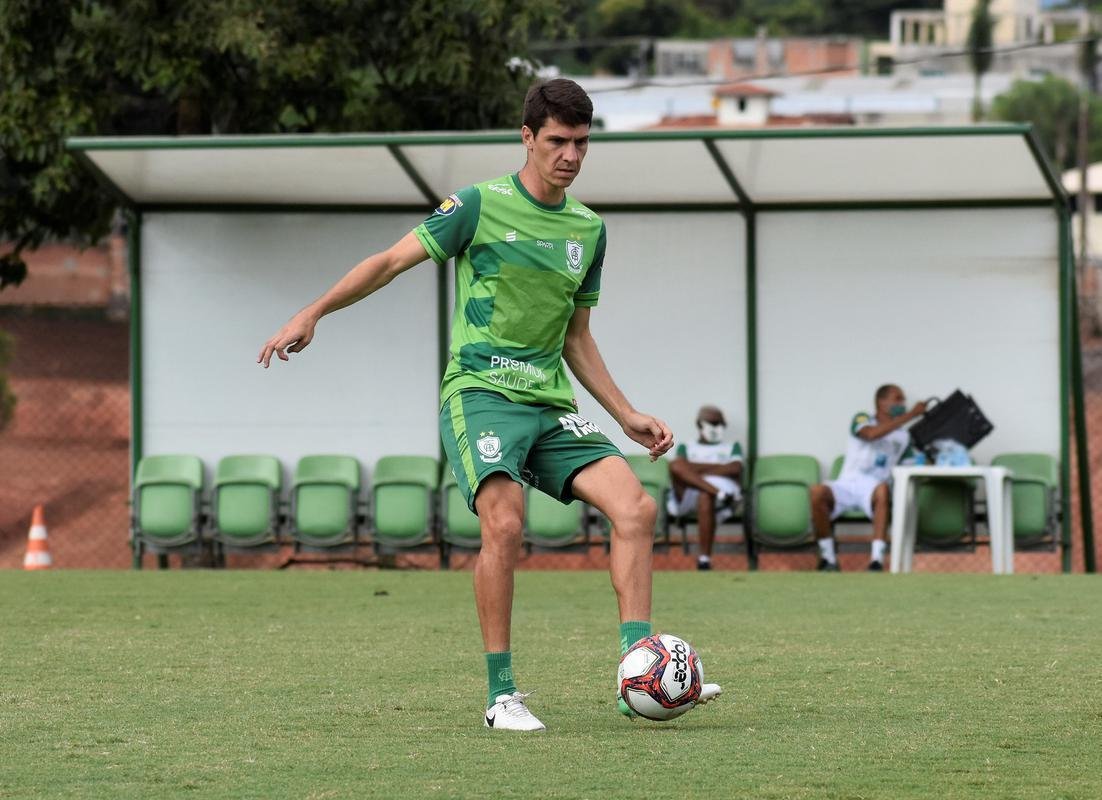 O Amrica segue com treinamentos intensivos voltados para a disputa do Campeonato Mineiro. No prximo sbado (27), o Coelho estreia no estadual diante do Boa Esporte, s 19h. A partida ser realizada no Independncia, em Belo Horizonte. A tendncia  que, neste primeiro compromisso, o tcnico Lisca utilize jogadores que tiveram menor minutagem na temporada 2020/21, alm de nomes promissores das categorias de base do clube.