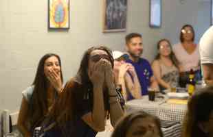 No bar Massa Madre, em BH, torcedores argentinos e admiradores da seleo de Lionel Messi foram  loucura e tambm choraram com a classificao  final da Copa do Mundo de 2022, no Catar, aps a vitria por 3 a 0 sobre a Crocia