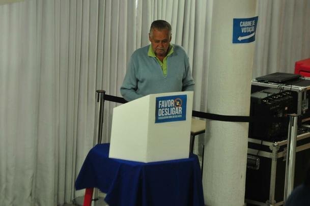 Fotos da eleio presidencial no Cruzeiro. Parque esportivo do Barro Preto, em BH, esteve lotado durante tarde e noite desta segunda-feira