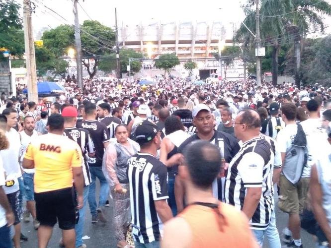 Torcedores do Atlético no entorno do Mineirão antes do jogo contra o Corinthians. Tarde/noite de chuva, trânsito ruim e filas longas no Gigante da Pampulha