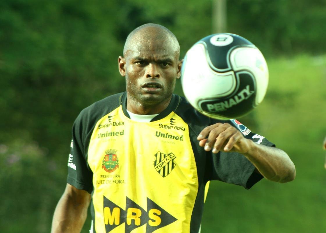 Ademilson (Tupynambs) - o experiente atacante, de 44 anos, estreou marcando dois gols no Campeonato Mineiro, vitria do Tupynambs sobre o Villa Nova (5 a 1). J passou por grandes clubes, como Fluminense e Botafogo.  reconhecido por ser um jogador identificado com o Tupi. Hoje, defende o rival de Juiz de Fora.