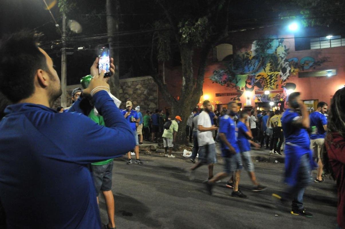 Torcida do Cruzeiro voltou ao Mineiro aps meses de ausncia devido  pandemia. Houve grandes filas devido  desorganizao do clube, que demorou a enviar funcionrios aos portes para fazer a conferncia dos exames de COVID-19. Na Alameda das Palmeiras, muitos cruzeirenses se aglomeraram e no usaram mscara prximo ao Bar do Peixe.