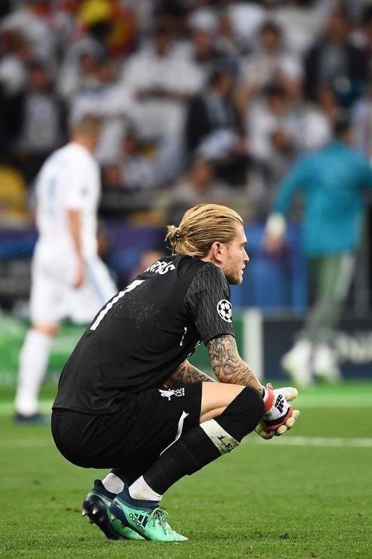 Bale fez 3 a 1 para o Real em nova falha do goleiro Loris Karius. Ele tentou encaixar defesa em chute de fora da rea, mas deixou bola escapar. Festa dos merengues e frustrao absoluta dos ingleses em Kiev