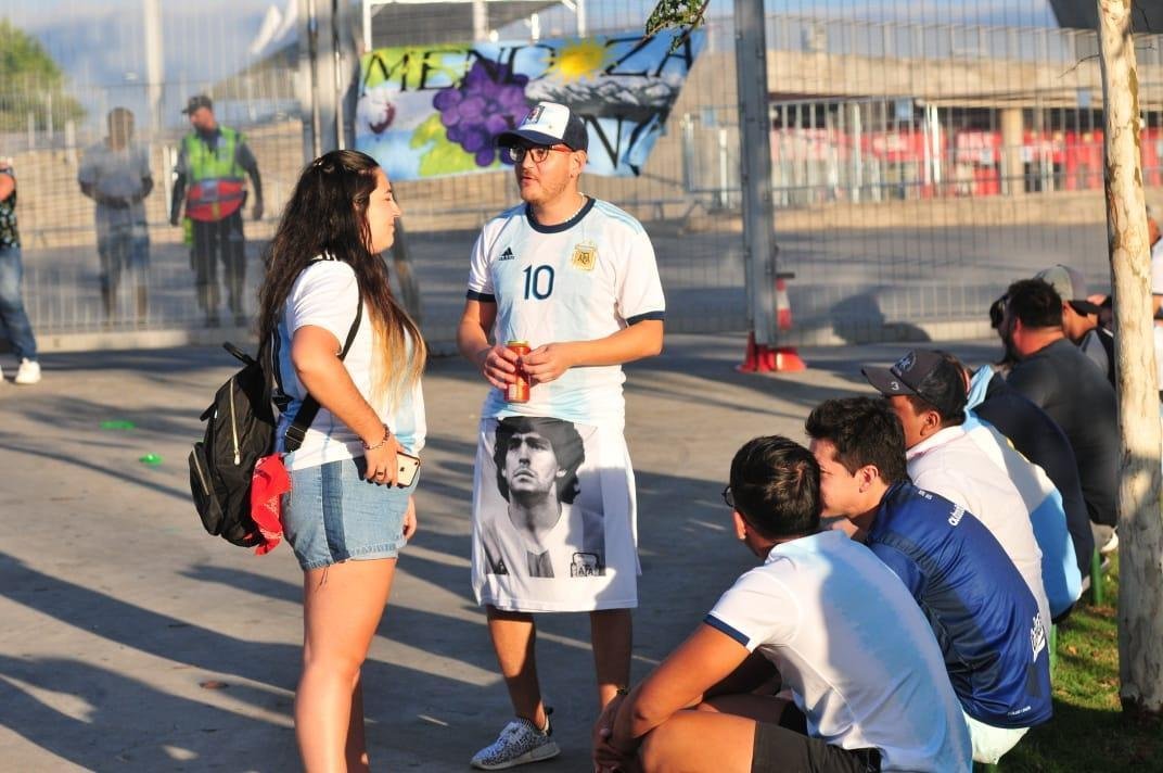 Torcedores de Argentina e Paraguai na chegada ao Minero para duelo pela Copa Amrica