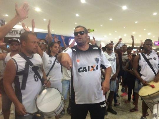 Torcedores do Atlético recebem jogadores com festa em Confins