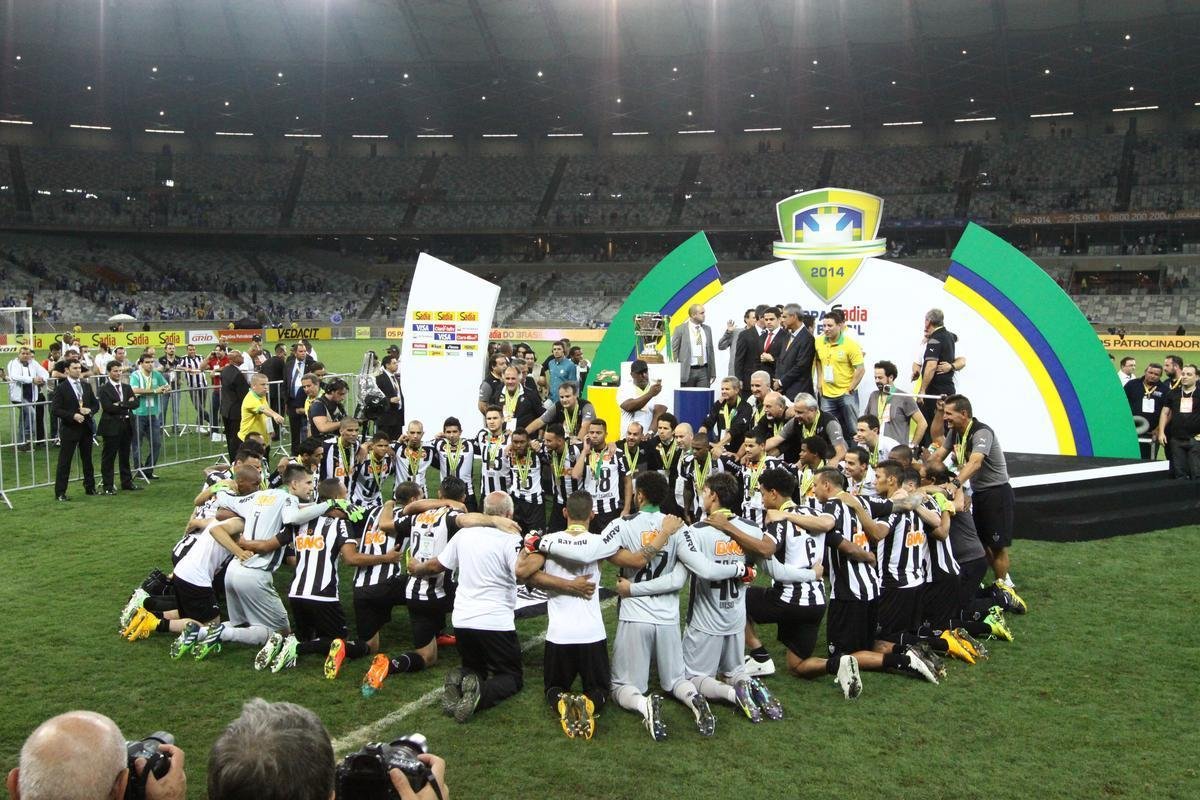 Capito Leonardo Silva ergue a taa e jogadores festejam o ttulo indito da Copa do Brasil