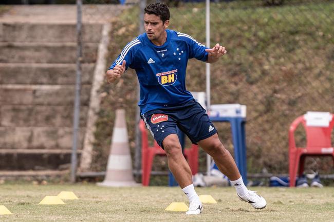 Jean - com boas atuaes, foi pea importante no meio-campo do Cruzeiro, pelo qual jogou nove vezes e marcou um gol. Porm, um edema sseo no joelho direito abreviou sua passagem pela Toca. O volante de 34 anos acabou devolvido ao clube de origem, o Palmeiras, para realizar o tratamento mdico.