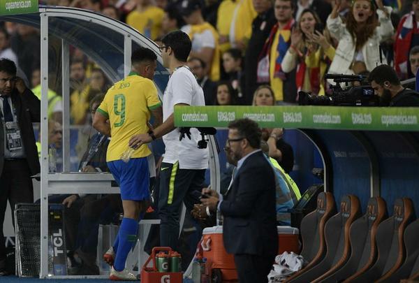 Gabriel Jesus foi expulso no segundo tempo; Seleção Peruana pressionou nos minutos finais