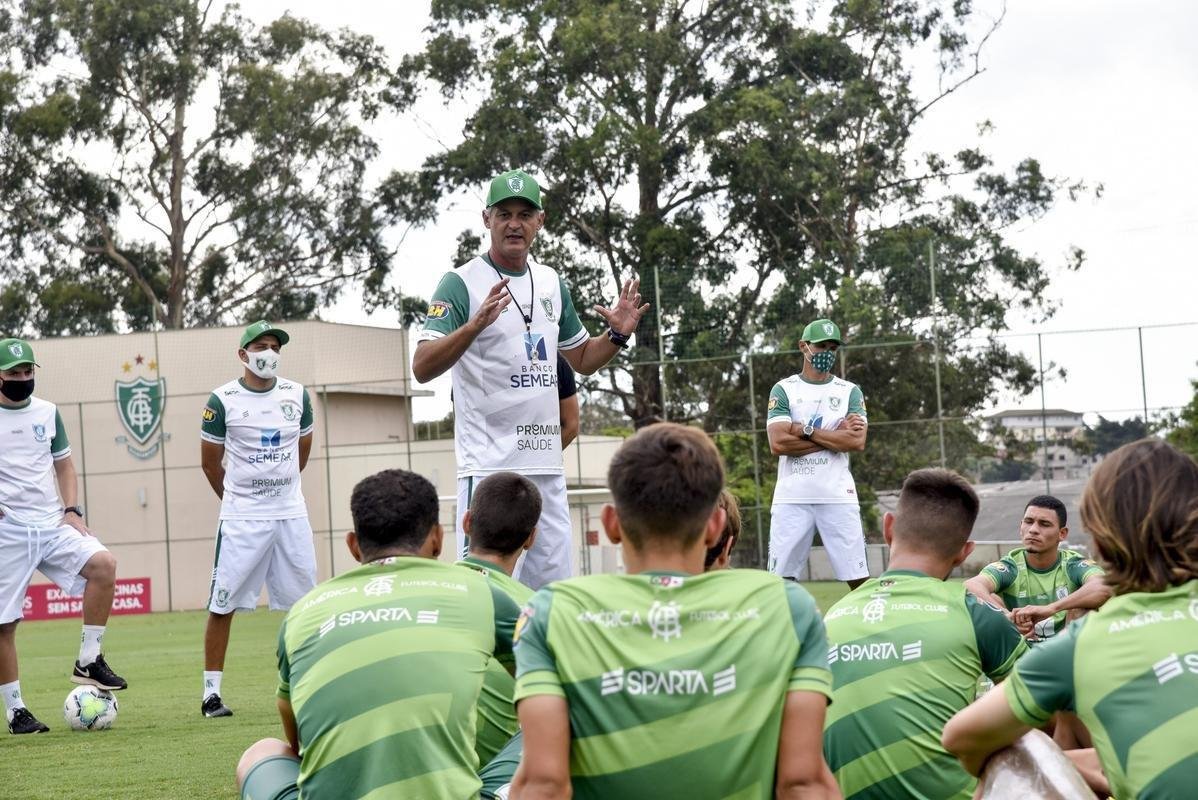 Titulares do Amrica foram poupados do treino com bola no campo, nesta segunda-feira, no CT Lanna Drumond. De qualquer forma, todo o elenco participou de uma palestra com o tcnico Lisca. A novidade do dia foi a volta do zagueiro Eduardo Bauermann s atividades normais. O volante Z Ricardo segue como dvida para enfrentar o Internacional na quarta-feira, em 'deciso' pela Copa do Brasil