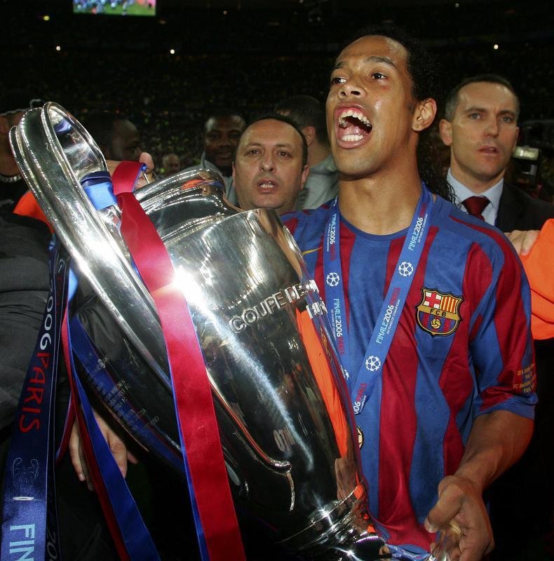 Ronaldinho Gacho foi campeo da Liga dos Campees na temporada 2005/06. Anos depois, ele chegou ao Atltico para ser dolo da torcida, ficando no clube entre 2012 e 2014