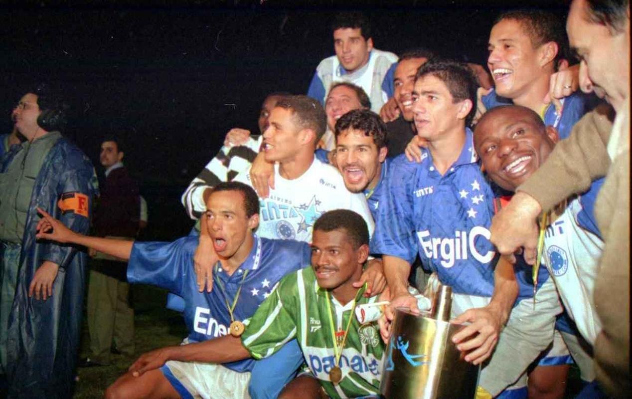 Jogadores do Cruzeiro comemoram o ttulo da Copa do Brasil de 1996 sobre o Palmeiras no Parque Antarctica