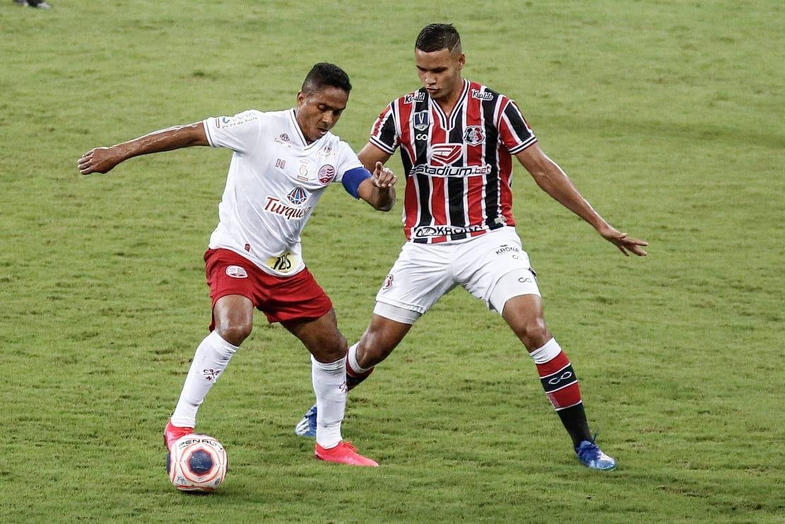 O Náutico equilibrou na segunda metade do primeiro tempo e o jogo ficou aberto para as equipes, com ambas criando boas chances. Jorge Henrique, de cabeça, teve duas oportunidades pelo Timbu. o Santa acertou uma bola na trave, com Didira, mas o placar terminou sem gols na etapa inicial.