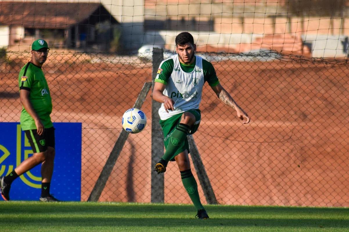 Z Vitor (zagueiro): contrato at 30/06/2022