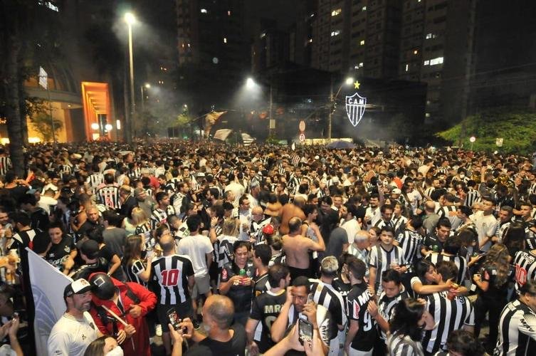 Festa da torcida pelo bicampeonato brasileiro do Atlético na sede do clube, no bairro de Lourdes, em BH