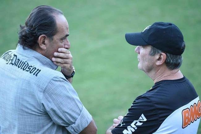 Bastante questionado, Paulo Autuori foi demitido aps a derrota para o Nacional de Medelln, no jogo de ida das oitavas de final da Libertadores. Kalil apostou em Levir Culpi, que estava afastado do futebol brasileiro. O Galo foi eliminado da Libertadores, o presidente desabafou, admitindo que jogou meses de trabalho no lixo, mas Levir acertaria o time