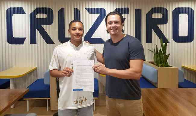 Atacante assinou contrato profissional com o Cruzeiro