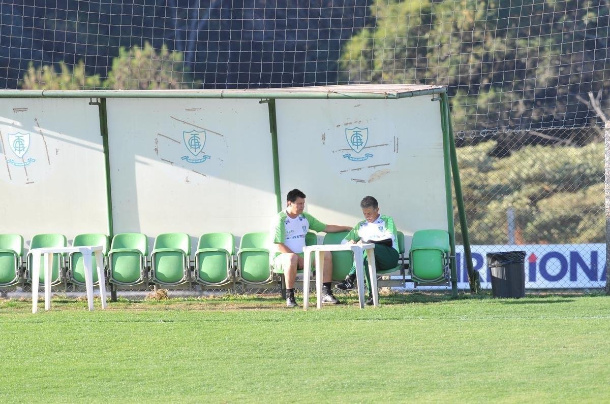 Depois de reunio com elenco e diretoria, Adilson Batista observou treino comandado por Drubscky no Amrica