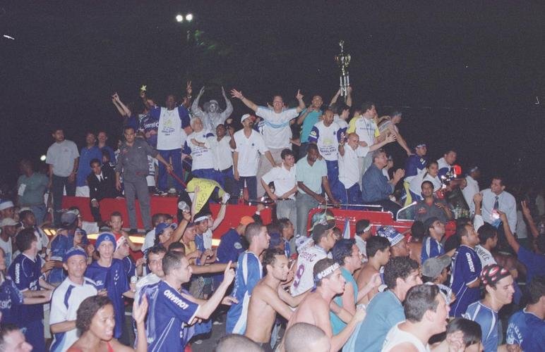 Em 30 de novembro de 2003, o Cruzeiro venceu o Paysandu por 2 a 1, no Mineiro, e confirmou o bicampeonato brasileiro. Logo depois da partida, jogadores, comisso tcnica e diretoria desfilaram em carro aberto pelas ruas de Belo Horizonte e levaram milhares de torcedores ao delrio.