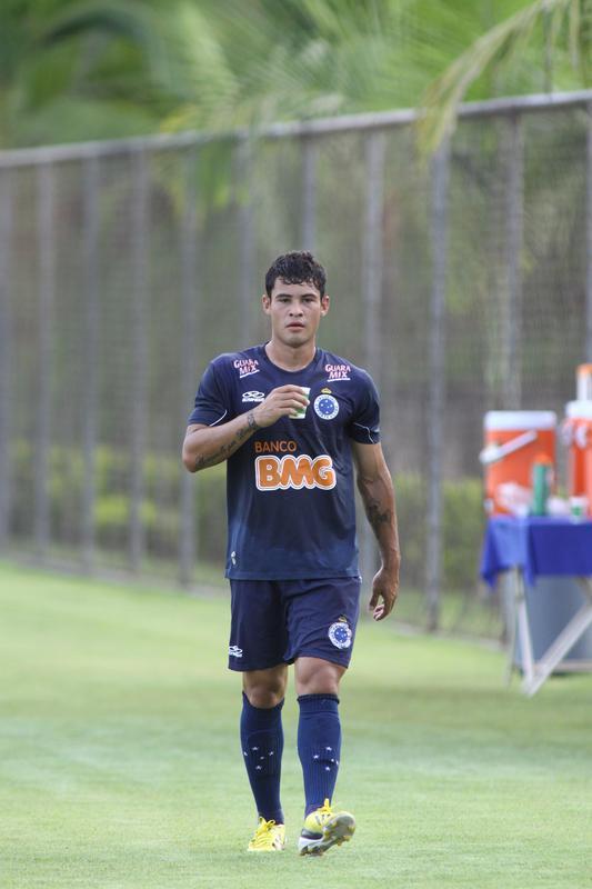 Goleador na base, Vincius Arajo subiu ao time principal do Cruzeiro em 2013, aos 20 anos. Logo na primeira temporada, conseguiu bons nmeros: 11 gols em 27 partidas. No Campeonato Brasileiro, do qual a Raposa se sagrou campe, o jovem centroavante balanou a rede sete vezes, mesmo nmero de Willian e Everton Ribeiro. Em janeiro de 2014, o Valencia, da Espanha, comprou 50% de seus direitos econmicos por 3,5 milhes de euros (R$ 11,5 milhes). Na Europa, a carreira do atleta declinou, e ele no conseguiu jogar em alto nvel nem mesmo na volta ao Brasil. Na segunda passagem pelo Cruzeiro, em 2015, Vincius fez trs gols em 14 jogos. Hoje, aos 27 anos, o atacante disputa a segunda diviso do Japo no Montedio Yamagata, pelo qual anotou 10 gols em 28 rodadas.