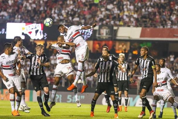 Atlético saiu atrás, conseguiu virada com Róger Guedes e Ricardo Oliveira, mas cedeu empate no Morumbi