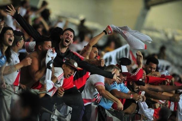 Torcida do Cruzeiro foi da esperana  decepo no Mineiro diante do River Plate