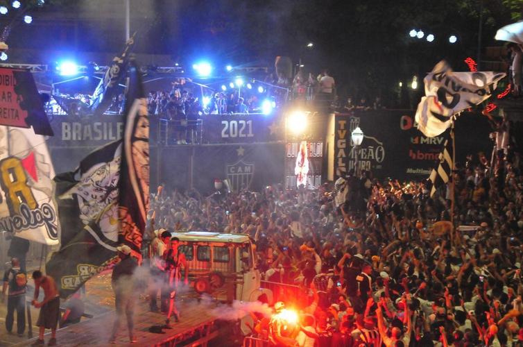Chegada do time do Atlético à Praça Sete, no Centro de BH, onde fez carnaval com a torcida ao som do cantor baiano Bell Marques