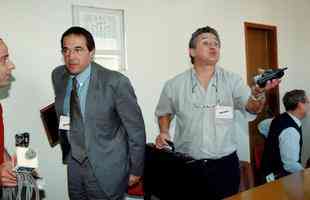  17/07/2001 O diretor executivo do Atlético, Bebeto de Freitas, e o diretor de futebol do Cruzeiro, Eduardo Maluf, durante reunião na FMF (Federacao Mineira de Futebol), em Belo Horizonte.