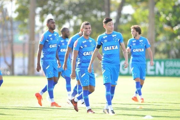 Jogadores do Cruzeiro trabalharam em tom descontrado na Toca da Raposa antes de final com Flamengo