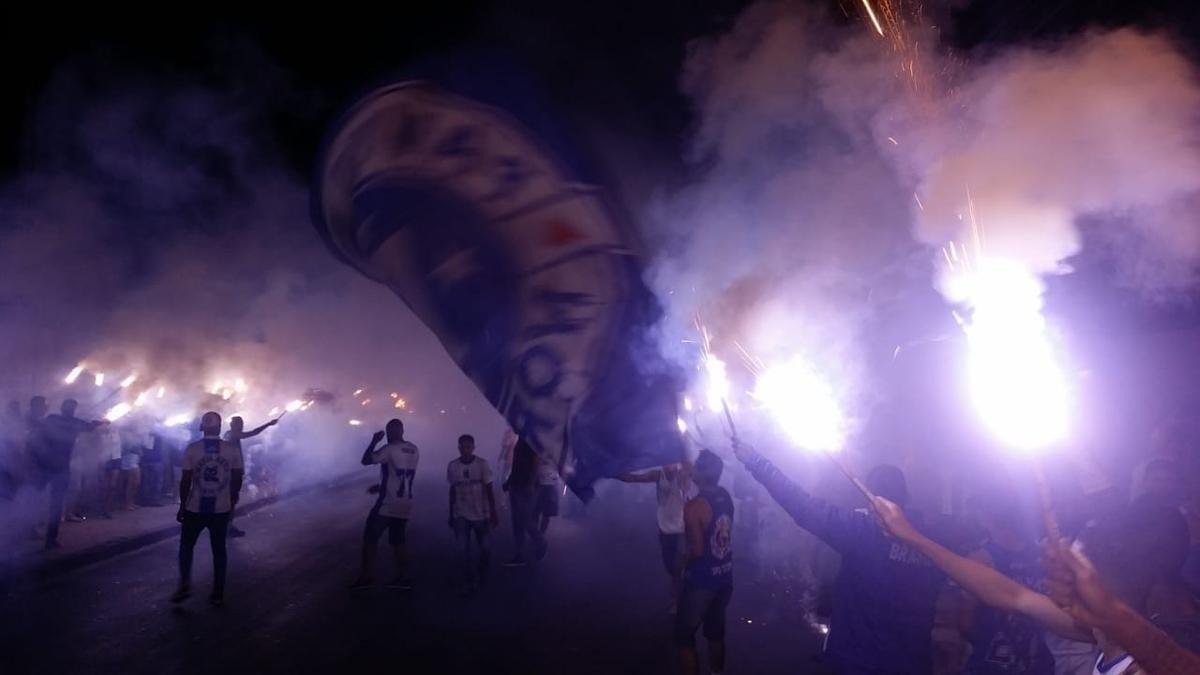 Torcida do Cruzeiro promove rua de fogo na sada da delegao da Toca da Raposa II, rumo ao aeroporto de Confins, antes da viagem para Porto Alegre. Time enfrenta o Internacional na quarta-feira, no Beira-Rio, pela semifinal da Copa do Brasil