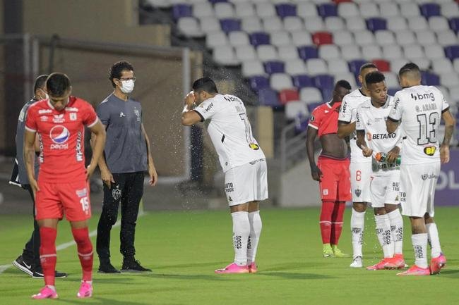 Jogo entre Amrica de Cli e Atltico, em Barranquilla, pela Copa Libertadores, teve diversas paralisaes devido aos efeitos do gs de pimenta nos atletas. Protestos do lado de fora do estdio, contra o governo, tiveram consequncias no gramado. 
