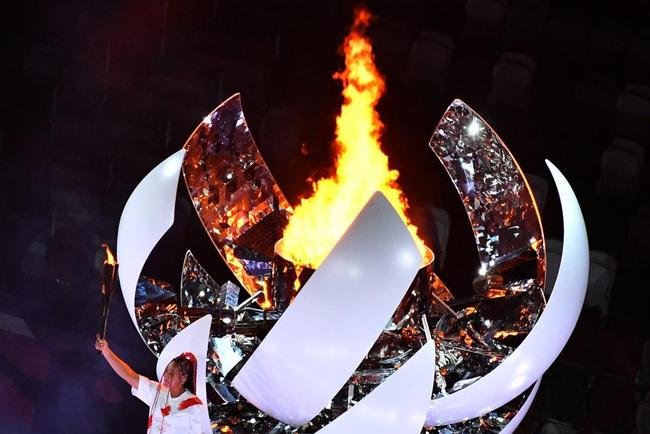 Acendimento da pira olmpica na cerimnia de abertura dos Jogos de Tquio