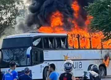 Veículo foi incendiado por supostos membros da torcida organizada Inferno Coral, do Santa Cruz, antes do jogo entre Náutico e Cruzeiro, pela Copa do Brasil