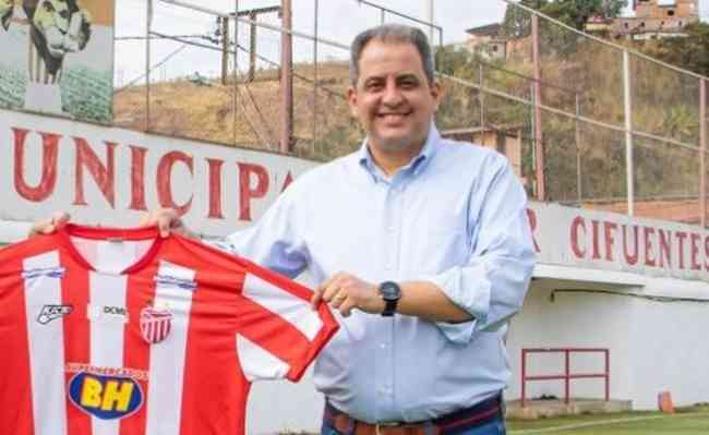 Vice-presidente do Villa Nova Cludio Horta carregando camisa da equipe de Nova Lima