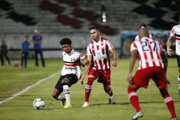 Equipes se enfrentaram no estdio do Arruda pela nona rodada da Srie C.