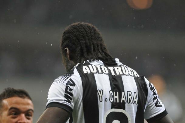 No segundo tempo, Char recebeu bola de Cazares e marcou o segundo do Atltico: 2 a 0