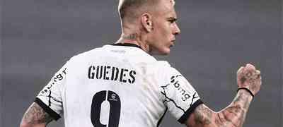 Sem contratar um centroavante, Corinthians entrega camisa 9 a Róger Guedes