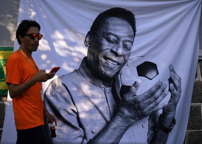 Os últimos momentos do velório de Pelé, na Vila Belmiro, estádio do Santos.