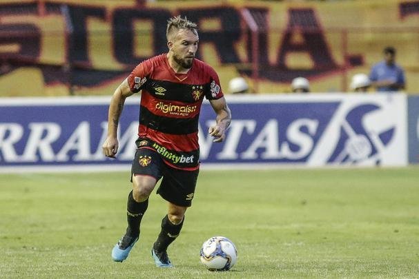 Veterano, Willian Farias chegou ao Sport para recomear carreira aps fase ruim no So Paulo. Desembarcou na Ilha do Retiro, vestiu a camisa e tomou conta da posio de volante, ao lado de Charles, com muito vigor fsico e boa sada de bola