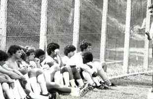 Carlos Alberto Silva  conversa com o grupo de jogadores do Atltico, em 1981