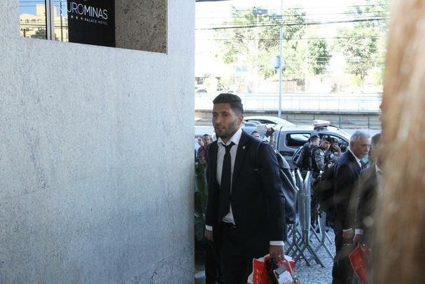 Repleta de estrelas, Seleo Uruguaia chegou a Belo Horizonte no comeo da tarde para a disputa da Copa Amrica. Cavani e Surez, as principais estrelas, mostraram muita simpatia. O meia De Arrascaeta, ex-Cruzeiro, atendeu a um f, mas passou pela imprensa sem dar entrevistas