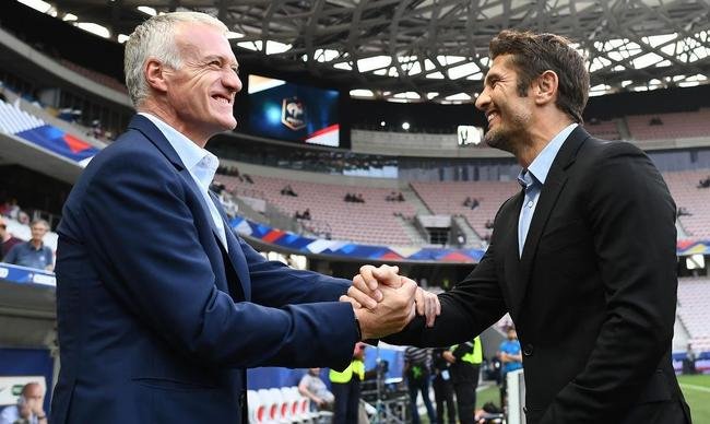 21 Bixente Lizarazu ( direita, ex-jogador e consultor da Seleo Francesa)
