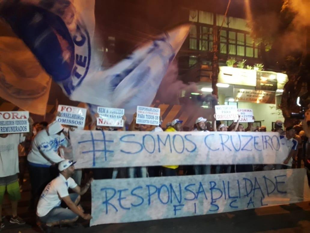 Integrantes da torcida Mfia Azul protestaram na noite desta segunda-feira durante a eleio para o Conselho Fiscal do Cruzeiro. Alm de cnticos exigindo transparncia no clube, os torcedores jogaram pipoca na porta da sede social do Barro Preto e se referiram aos conselheiros como 'omissos'. A insatisfao dos cruzeirenses se d pelas suspeitas de crimes cometidos por integrantes da diretoria. Tanto a Polcia Civil quanto o Ministrio Pblico apuram as possveis irregularidades em transaes de jogadores, contratos de prestao de servio e aumentos substanciais de salrios.