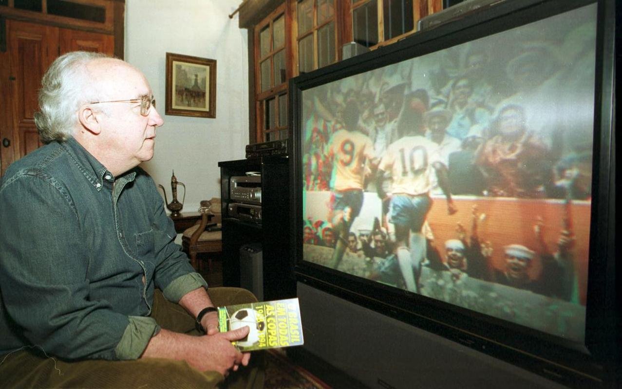 17/06/2005 - Tosto, ex-Cruzeiro e Seleo Brasileira, assiste a vdeo da Copa de 1970 em reportagem especial do Estado de Minas em 2005.