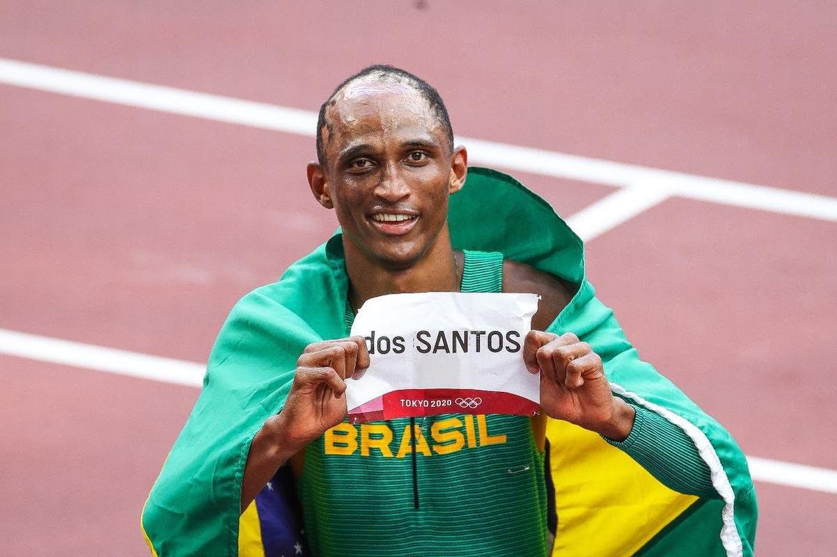 Alisson dos Santos conquistou bronze nos 400m com barreira em Tquio; veja a festa do Piu, o Malvado