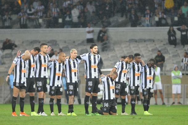 Atltico perdeu por 4 a 3 para o Coln nos pnaltis e foi eliminado da Copa Sul-Americana. Goleiro argentino Burin defendeu penalidades de Rver e Cazares