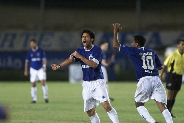 Fred em ação pelo Cruzeiro entre 2004 e 2005