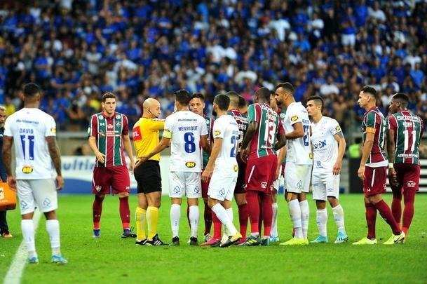 Na reta final do primeiro tempo, rbitro Jean Pierre Gonalves Lima mostrou grande despreparo no Mineiro ao expulsar Yuri, do Fluminense, e voltar atrs, alertado pelo VAR. Em seguida, deu amarelo para Fred, do Cruzeiro, tambm aps ser avisado pelo rbitro de vdeo.