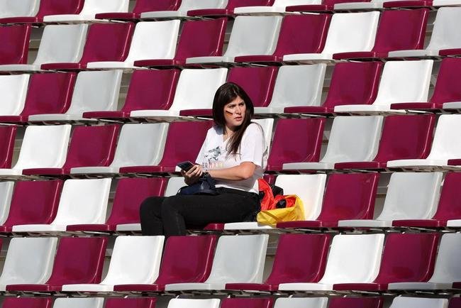 Torcedores nas arquibancadas do Estdio Internacional Khalifa, em Doha, na partida entre Alemanha e Japo, pelo Grupo E da Copa do Mundo 