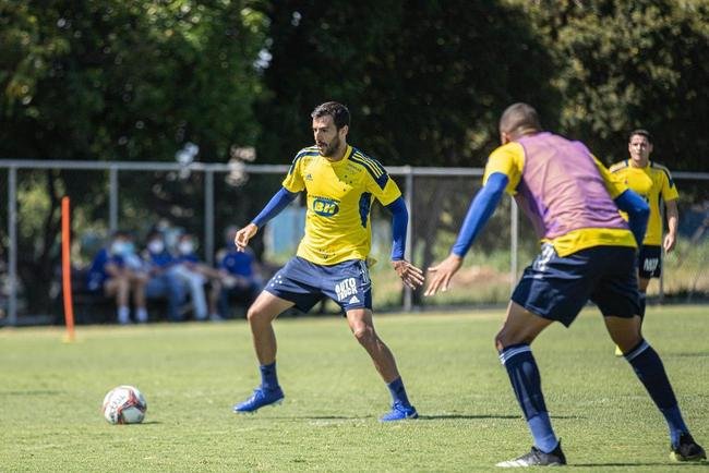 Cruzeiro estreou camisa de treino amarela durante atividade neste domingo (28/03)
